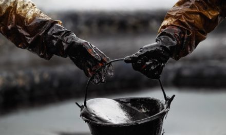 النفط في 2018: عام ينبئ بالأزمات