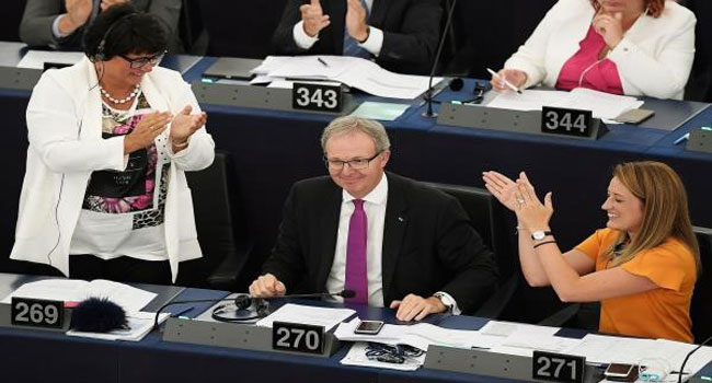 قانون الإنترنت: ضمان للحقوق وضبط لـ “الوحوش الرقمية”