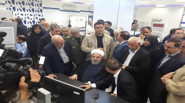 رغم الحصار.. روحاني يفتتح ثلاثة مشاريع بتروكيماوية ضخمة