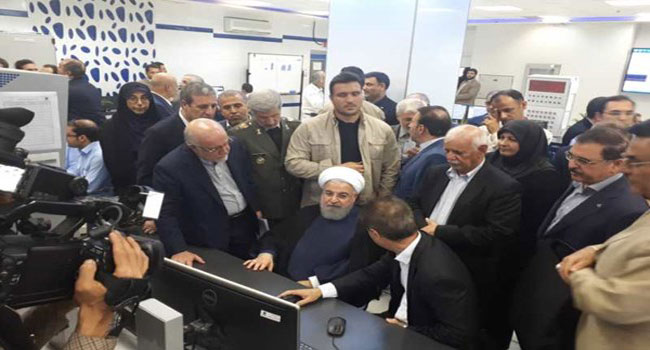 رغم الحصار.. روحاني يفتتح ثلاثة مشاريع بتروكيماوية ضخمة