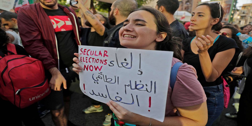 الأزمة اللبنانية بين أزمتين: الاقتصاد والتنافس الإقليمي